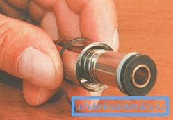 A fürdőszobában lévő zuhanytömítés gumitömítése végül elveszíti tulajdonságait és víz kezd