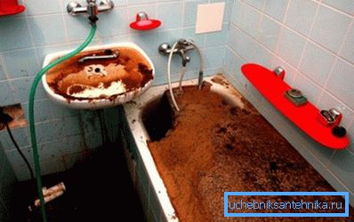 A szennyvízelvezető csövek elzáródásának eredménye A szennyvízelvezető csövek elzáródásának eredménye