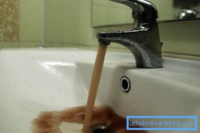 A rozsda bizonyítja a csövek kopását. A rozsda bizonyítja a csövek kopását.