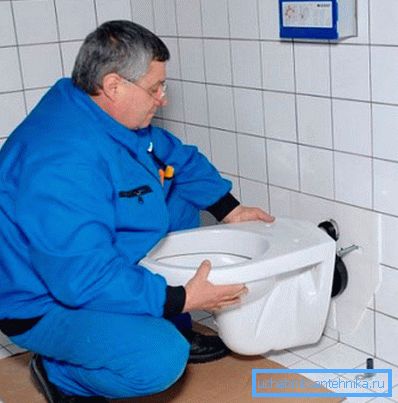 A felfüggesztett WC-csésze összeszerelése A felfüggesztett WC-csésze összeszerelése