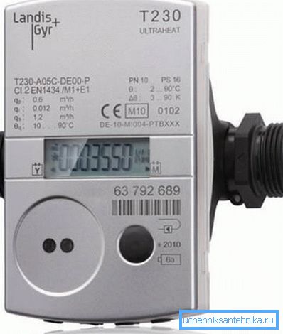 A számláló, amely be van helyezve a fűtési vonalba, hogy kiszámítsa a fűtésre felhasznált energiát A számláló, amely be van helyezve a fűtési vonalba, hogy kiszámítsa a fűtésre felhasznált energiát