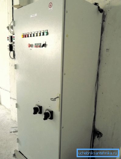 Tűzjelző szekrény egy ipari létesítményben Tűzjelző szekrény egy ipari létesítményben