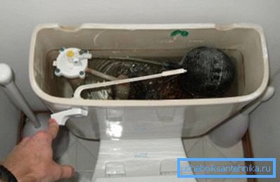 A vízelvezető rendszer nagyon fontos a WC-tál hatékony működéséhez. A vízelvezető rendszer nagyon fontos a WC-tál hatékony működéséhez.