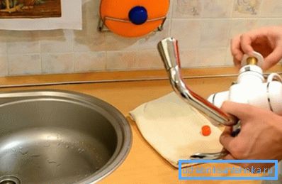 Megkavarjuk a rögzítő zárat az esetről