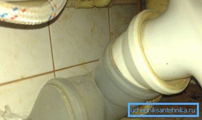 A lefolyónak körülbelül 40 fokos szögben kell lennie, ez hatékonyabb hulladékkezelést eredményez.