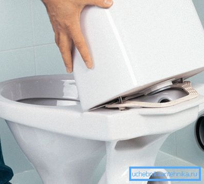 Az alsó szállítócsővel ellátott csatorna tartályt a tálra kell szerelni, miután a vízellátó tömlő hozzá van kötve.
