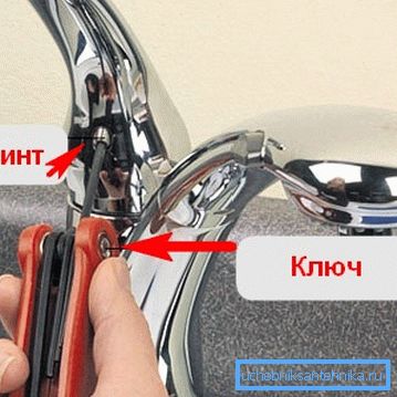 Távolítsa el a fogantyút a reteszelő csavar kicsavarásával.