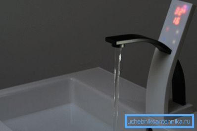Modern csaptelep beépített termosztáttal és érzékelővel Modern csaptelep beépített termosztáttal és érzékelővel