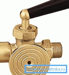A speciális háromutas szelepnek van egy platformja a nyomásmérő felszereléséhez