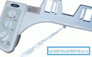 Speciális rendszer, amely a fedél alá van szerelve, és végrehajtja a bidé funkcióit
