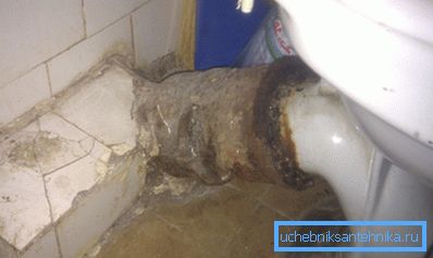 A régi öntöttvas termékeket nagyon nehéz kicserélni - ez a folyamat a legtöbb csatornarendszer lebontását igényli
