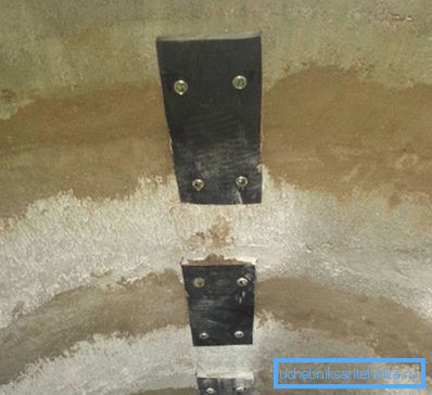 Összeszerelt betongyűrűk egyetlen egységben. Összeszerelt betongyűrűk egyetlen egységben.