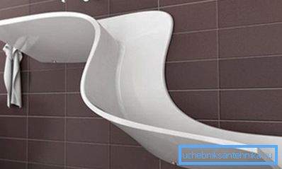 Ez a dizájner akril tapad a fürdőszoba számára.