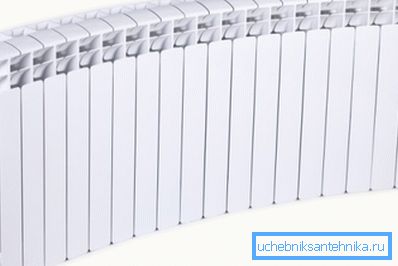 Az ilyen radiátorot nehéz telepíteni, könnyebb két kisebb opciót használni.