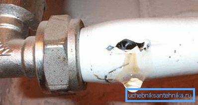 Szivárgás műanyag csőben Szivárgás műanyag csőben