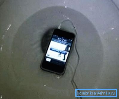 Telefon a WC-ben - a helyzet nem kellemes Telefon a WC-ben - a helyzet nem kellemes