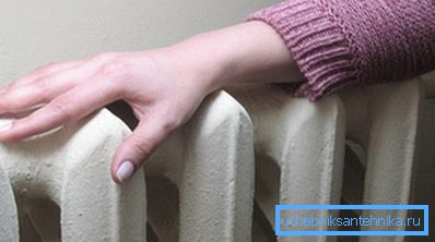 Az akkumulátorok hőmérséklete a külső időjáráshoz kapcsolódik.