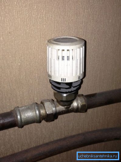 A termosztát közvetlenül a csővezeték-hűtőfolyadékra telepíthető A termosztát közvetlenül a csővezeték-hűtőfolyadékra telepíthető