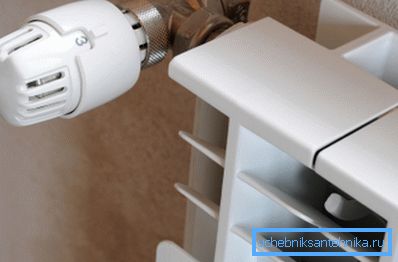 A termosztatikus fej automatikusan állandó hőmérsékletet biztosít a helyiségben.