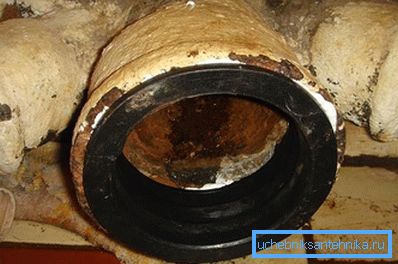 2789 A csövet alaposan megtisztítják.