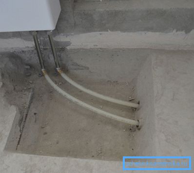 A csövek vastag betonban vannak