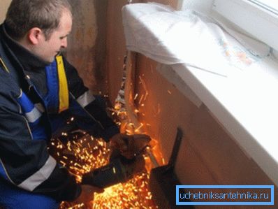 A csöveket a csiszológép a jelölő vonal mentén vágja le. A csöveket a csiszológép a jelölő vonal mentén vágja le.