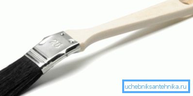 Az eszköz nehezen elérhető területeit ívelt ecsettel festették. Az eszköz nehezen elérhető területeit ívelt ecsettel festették.