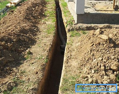 Fektetés az árok vízelvezető csövébe Fektetés az árok vízelvezető csövébe