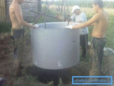 Szerelje be az első két gyűrűt.