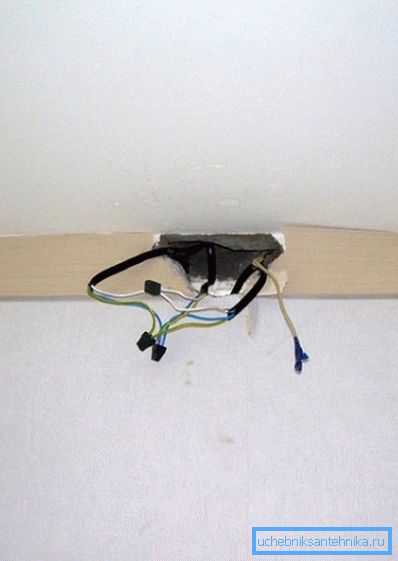 Elektromos fűtőberendezések telepítésekor ügyeljen arra, hogy a kábelezés támogassa a terhelést. Elektromos fűtőberendezések telepítésekor ügyeljen arra, hogy a kábelezés támogassa a terhelést.