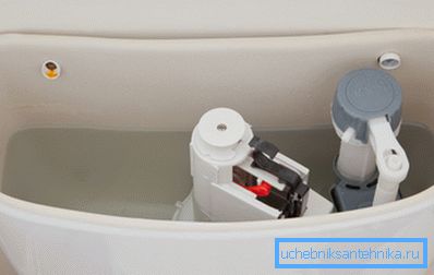 Véciszekrény beszerelése a WC-re - a vízvezeték vízvezeték cseréjéhez szükséges lépés.