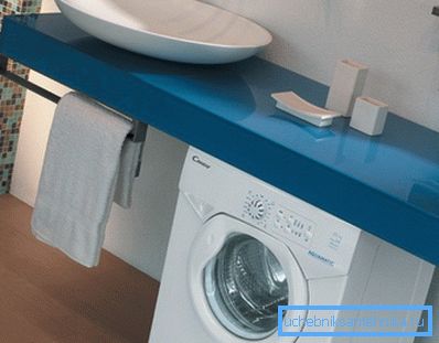 A mosógép beépítése a pultmosó alá A mosógép beépítése a pultmosó alá