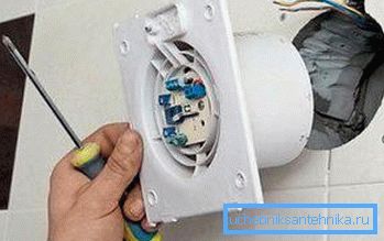 Ventilátor felszerelése a fürdőszobában Ventilátor felszerelése a fürdőszobában