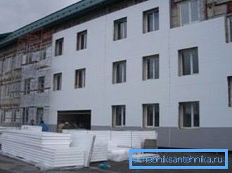 A homlokzat felmelegedése felére csökkentheti a hőveszteséget. A homlokzat felmelegedése felére csökkentheti a hőveszteséget.