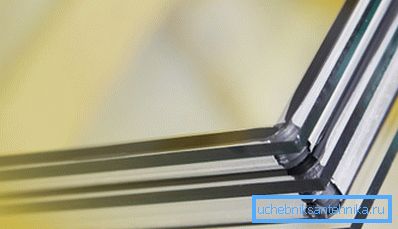 Különösen a hideg területeken használják a többkamrás, kettős üvegezésű ablakokat, amelyek energiatakarékos szemüveget tartalmaznak, és amelyek csökkentik a hősugárzás miatti veszteségeket. Különösen a hideg területeken használják a többkamrás, kettős üvegezésű ablakokat, amelyek energiatakarékos szemüveget tartalmaznak, és amelyek csökkentik a hősugárzás miatti veszteségeket.