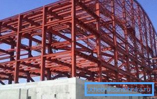 A stadion keretének kialakításakor különféle méretű csöveket használnak.