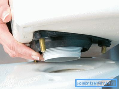 Bizonyos esetekben a mechanizmus cseréjéhez el kell távolítanunk az egész tartályt.
