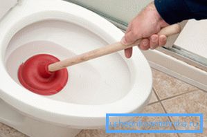 A dugattyú (a képen) az egyik leghatékonyabb módja annak, hogy eltávolítsa a parafát a WC-ben.