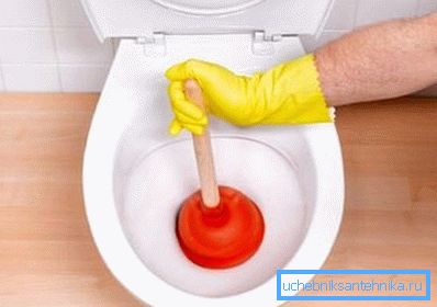 A WC-tálakat egy dugattyúval is tisztíthatja, ha természetesen a tál átmérője nagyobb, mint a leeresztőnyílás (a képen látható módon) A WC-tálakat egy dugattyúval is tisztíthatja, ha természetesen a tál átmérője nagyobb, mint a leeresztőnyílás (a képen látható módon)