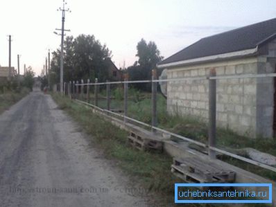 Függőleges oszlopok azbesztcementből.