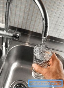 A csapból származó víz, amely a szűrés minden szakaszát átment