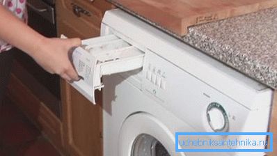 A vizet közvetlenül ebbe a rekeszbe öntik. A vizet közvetlenül ebbe a rekeszbe öntik.