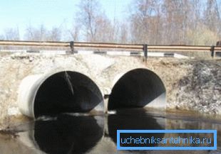 Csatornacsövek a tartályon