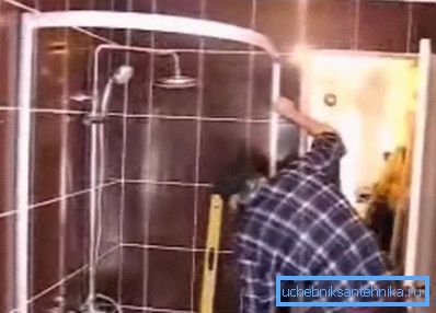 Helyezze be az ajtókeretet a vezetőkbe