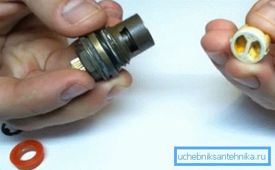 Kirakunk egy kerámia párt egy rúddal