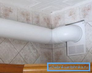 Kipufogócső egy kerek műanyag csőből