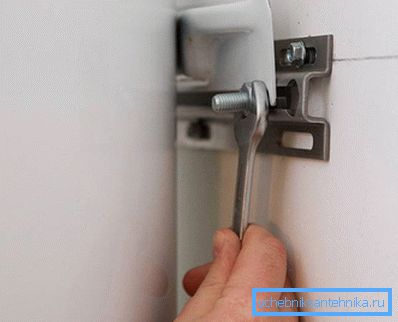 3970 Szerelje fel a vízmelegítőt a szerelősínre