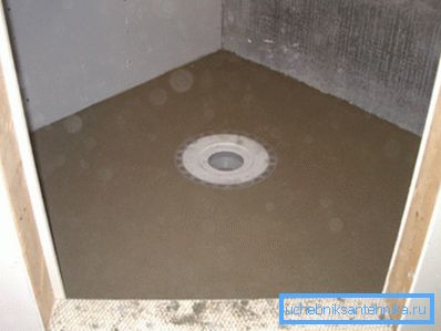Betonozott padló középen mosogatóval. Felülről fektethet a fapadló. Betonozott padló középen mosogatóval. Felülről fektethet a fapadló.