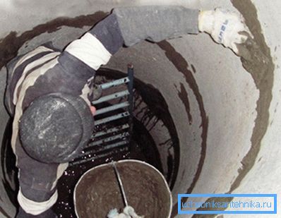 Tömítse be a gyűrűk közötti cementkötésű ízületeket. Tömítse be a gyűrűk közötti cementkötésű ízületeket.