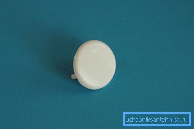 A sapka lezárja a tartályban lévő nem használt bemenetet A sapka lezárja a tartályban lévő nem használt bemenetet